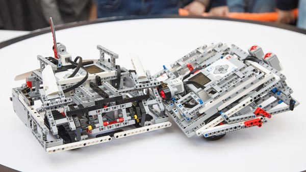 Deux robots LEGO® Mindstorms de type tank en train de faire un combat de sumo