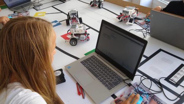 fille devant ordinateur et robot